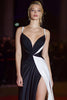 Laden Sie das Bild in den Galerie-Viewer, Spaghettiträger Patchwork Lange Schwarz und Weiß Kleid mit Schlitz