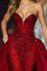 Laden Sie das Bild in den Galerie-Viewer, Glitter Dunkelrot Trägerlos Pailletten Lange Ballkleid mit Cape