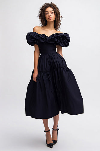 Schwarz Satin Schulterfreie Midi Formelle Kleid mit Rüschen