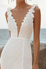Laden Sie das Bild in den Galerie-Viewer, Spitze Elfenbein Tiefer V-Ausschnitt High-Low Hochzeitskleid mit Ruffles