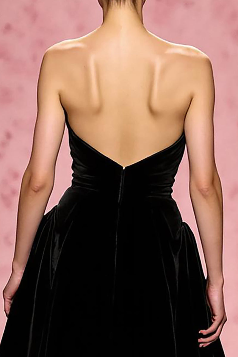 Laden Sie das Bild in den Galerie-Viewer, Einfach Schwarz Samt Trägerlos A Linie Lang Abendkleid mit Schlitz