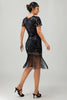 Laden Sie das Bild in den Galerie-Viewer, Glitzerndes Schwarzes Pailletten Flapperkleid mit Kurzen Ärmeln und Fransen