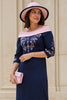 Laden Sie das Bild in den Galerie-Viewer, Marine Satin Etui Schulterfreies Midi Hochzeitsgast Kleid mit Ärmel