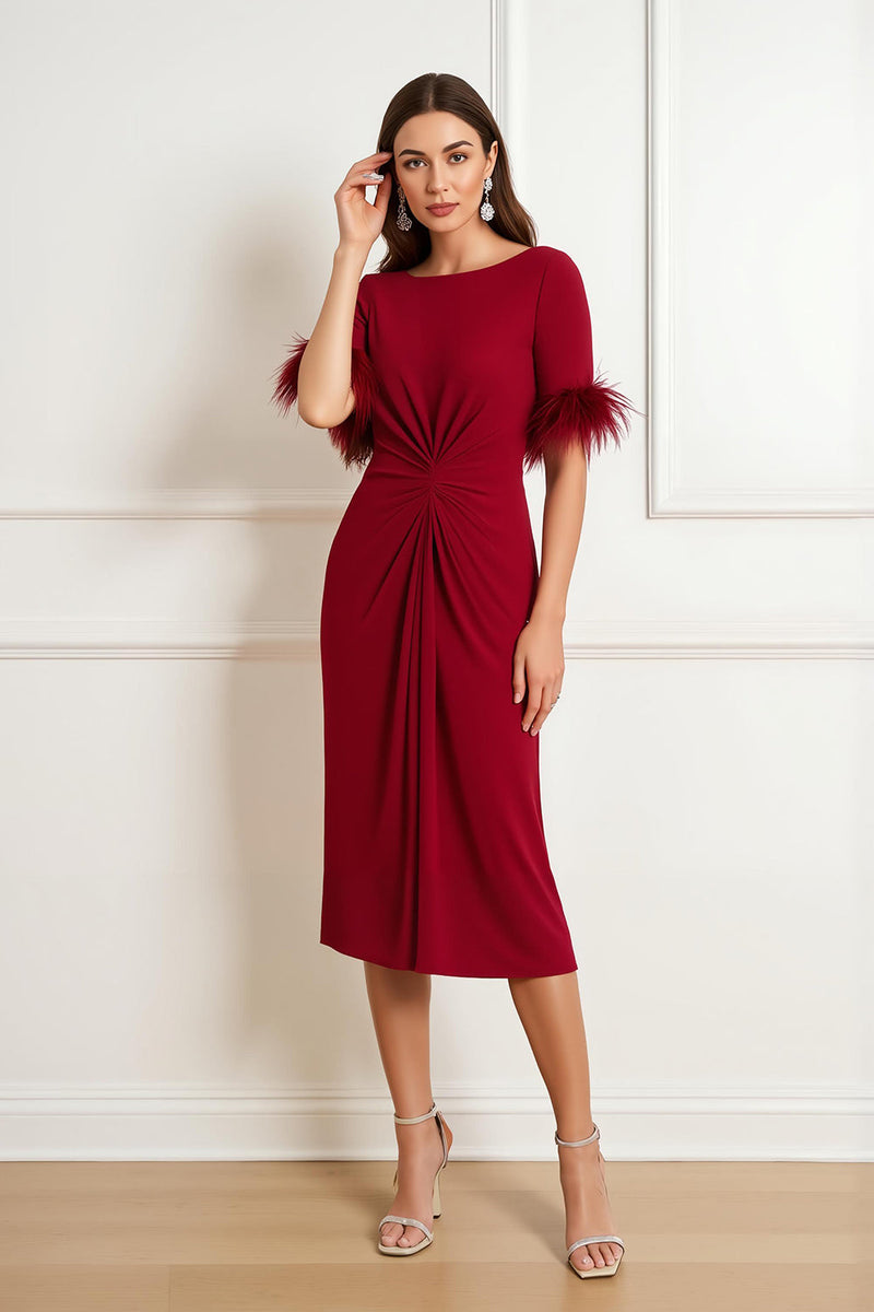 Laden Sie das Bild in den Galerie-Viewer, Dunkel Rot Satin Etui U-Boot Ausschnitt Midi Hochzeitsgast Kleid mit Feathers
