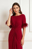 Laden Sie das Bild in den Galerie-Viewer, Dunkel Rot Satin Etui U-Boot Ausschnitt Midi Hochzeitsgast Kleid mit Feathers