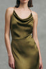 Laden Sie das Bild in den Galerie-Viewer, Olive Satin Cowl Hals Asymmetrisches Formelle Kleid mit Rüschen