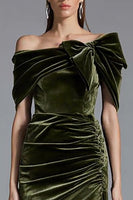 Laden Sie das Bild in den Galerie-Viewer, Oliven Sheath Schulterfreie Lang Samt Feiertagsparty Kleid mit Schleife