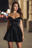 Laden Sie das Bild in den Galerie-Viewer, Schwarz Satin A Linie Schulterfreie Kurze Cocktail Kleid