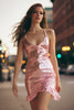 Laden Sie das Bild in den Galerie-Viewer, Glitzer Pink Paillettens Enges Kurze Cocktail Kleid mit Rüschens