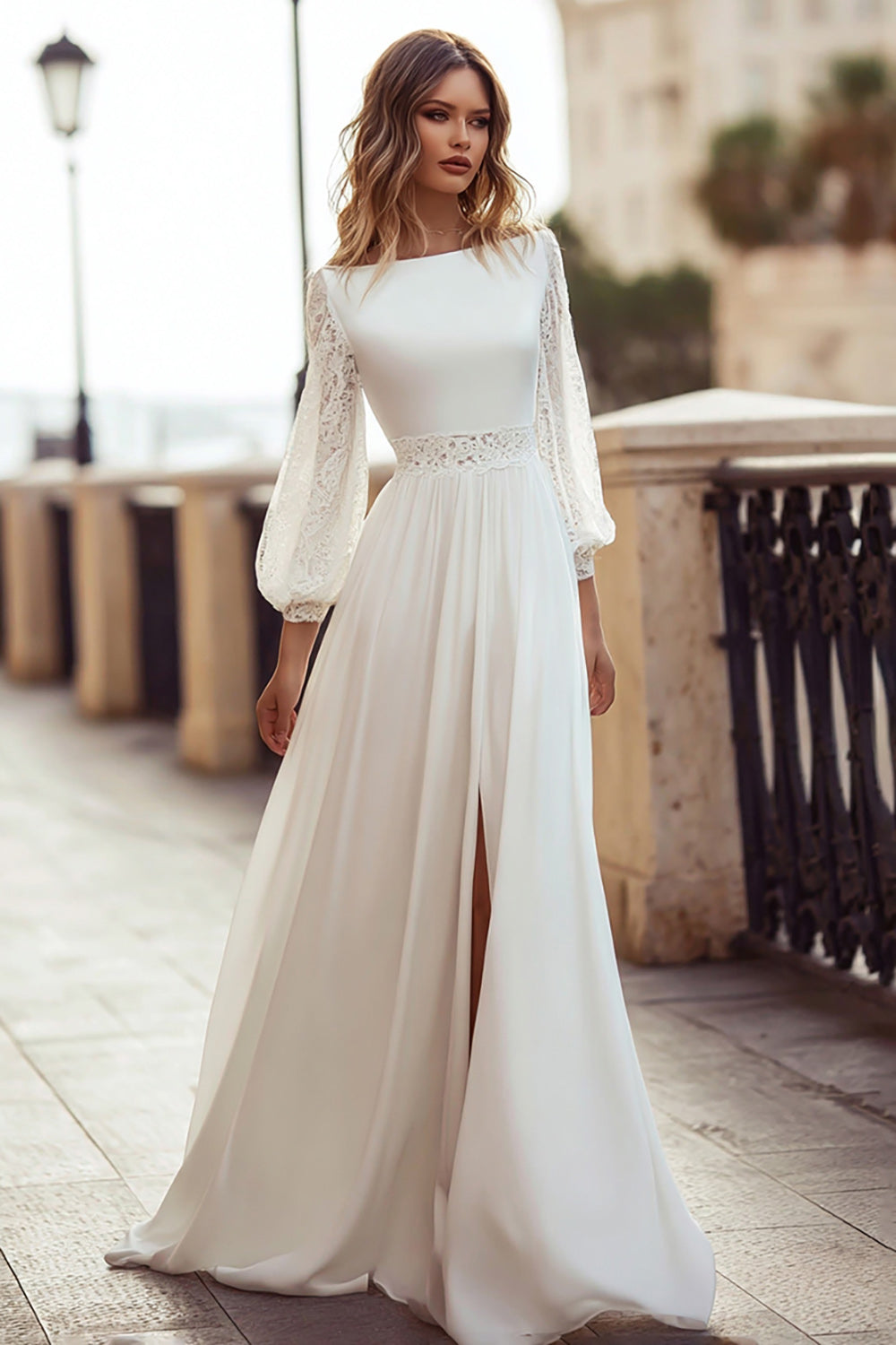 Damen Elfenbein Kurze Schleppe Hochzeitskleid mit Spitze Bootsausschnitt A-Linie Langarm Brautkleid mit Schlitz