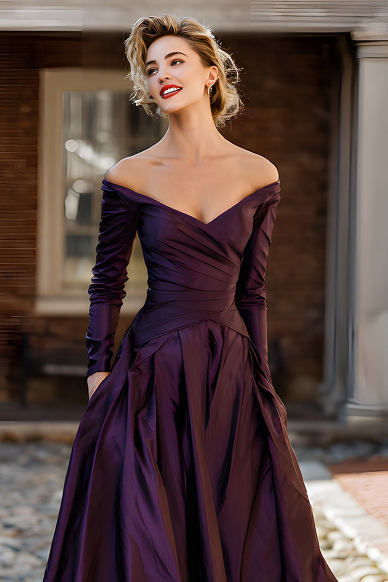 Laden Sie das Bild in den Galerie-Viewer, Pflaume Schulterfreie A Linie Langes Brautmutterkleid mit Ärmel