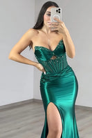 Laden Sie das Bild in den Galerie-Viewer, Glitzer Dunkelgrün Satin Cut Out Lange Korsett Ballkleid mit Perlen