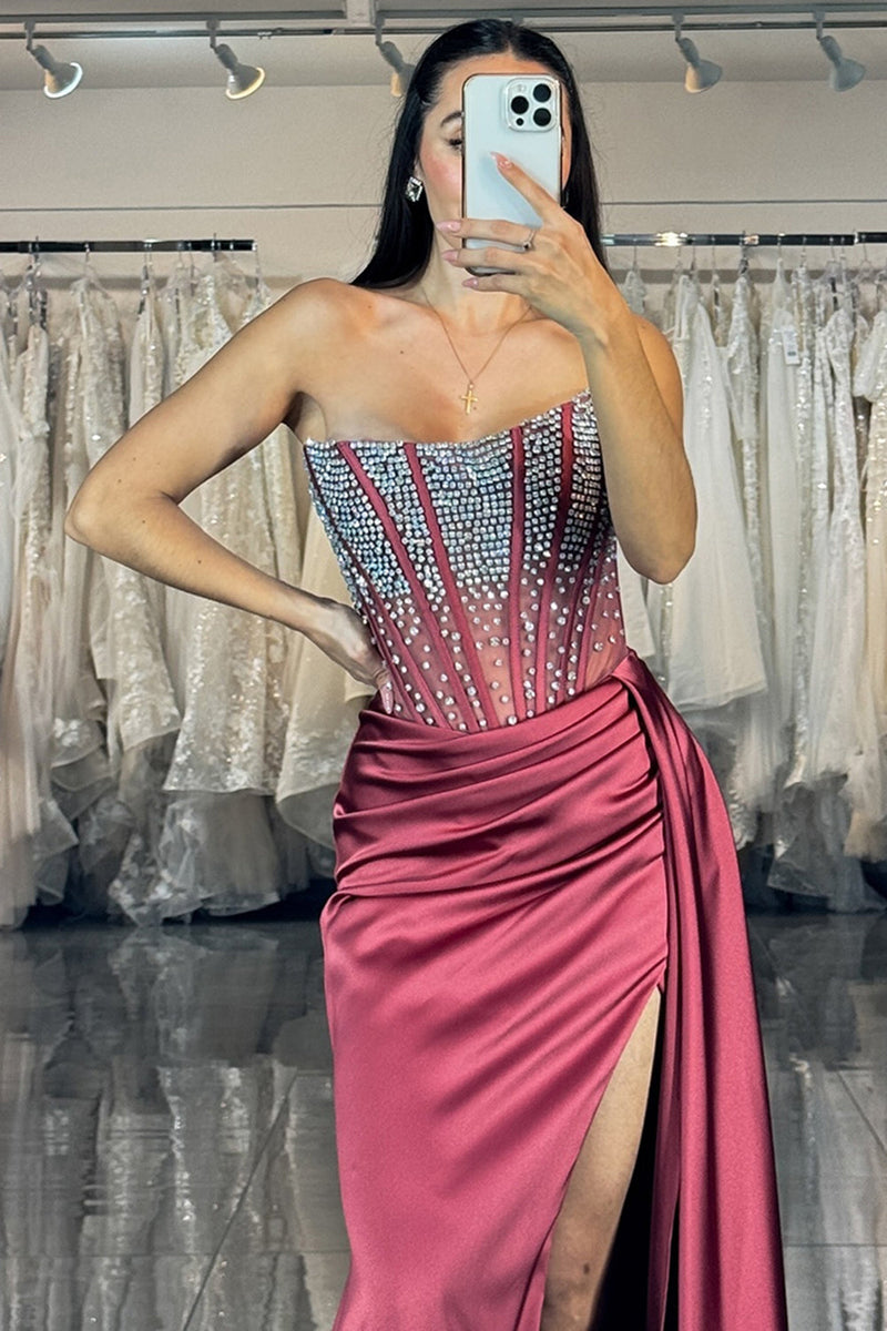 Laden Sie das Bild in den Galerie-Viewer, Glitzer Burgunderrot Satin Perlen Trägerlos Meerjungfrau Lange Ballkleid mit Schlitz