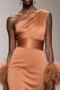 Laden Sie das Bild in den Galerie-Viewer, Orange Eine Schulter Satin Meerjungfrau Lange Formelle Kleid mit Federn