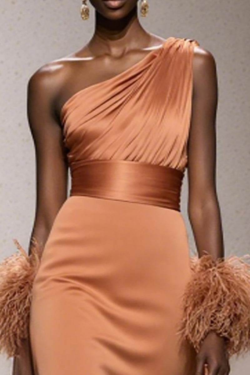 Laden Sie das Bild in den Galerie-Viewer, Orange Eine Schulter Satin Meerjungfrau Lange Formelle Kleid mit Federn