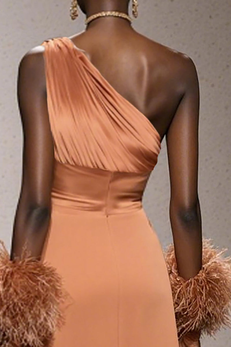 Laden Sie das Bild in den Galerie-Viewer, Orange Eine Schulter Satin Meerjungfrau Lange Formelle Kleid mit Federn
