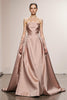 Laden Sie das Bild in den Galerie-Viewer, Einfaches Hellrosa A Linie Satin Trägerlos Lange Formelle Kleid