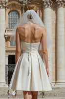 Laden Sie das Bild in den Galerie-Viewer, Weißes A-Linie Kurzes Standesamtkleid aus Satin mit Schärpe