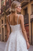 Laden Sie das Bild in den Galerie-Viewer, Weißes A Linie Spaghettiträger Mini Standesamtkleid mit Spitze