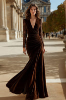 Laden Sie das Bild in den Galerie-Viewer, Leely Women Brown Velvet Mermaid Maxi Holiday Party Dress with Lace V Neck Ruched Evening Dress with Sleeves
