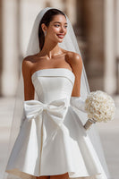Laden Sie das Bild in den Galerie-Viewer, Weißes Trägerloses A-Linie Kurzes Standesamtkleid mit Taschen