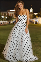 Laden Sie das Bild in den Galerie-Viewer, Weiß und Schwarz Polka Dots A Linie Tüll Herz-Ausschnitt Lange Abiball Kleid