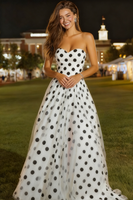 Laden Sie das Bild in den Galerie-Viewer, Weiß und Schwarz Polka Dots A Linie Tüll Herz-Ausschnitt Lange Abiball Kleid