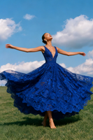 Laden Sie das Bild in den Galerie-Viewer, Spitze Blau A Linie V-Ausschnitt Rückenfreie Lange Abiball Kleid