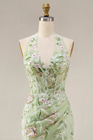 Laden Sie das Bild in den Galerie-Viewer, Etuikleid Blumenmuster Salbeigrün Neckholder Gerafft Langes Abiballkleid mit Schlitz