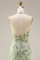 Laden Sie das Bild in den Galerie-Viewer, Etuikleid Blumenmuster Salbeigrün Neckholder Gerafft Langes Abiballkleid mit Schlitz