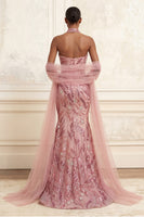Laden Sie das Bild in den Galerie-Viewer, Trägerloses Glitzerndes Rosa Lang Meerjungfrau Perlenstickerei Ballkleid mit Schal