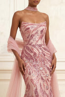 Laden Sie das Bild in den Galerie-Viewer, Trägerloses Glitzerndes Rosa Lang Meerjungfrau Perlenstickerei Ballkleid mit Schal
