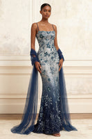Laden Sie das Bild in den Galerie-Viewer, Spaghettiträger Glitzerndes Marineblau Lang Blumen Perlenstickerei Ballkleid mit Schal