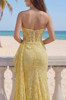 Laden Sie das Bild in den Galerie-Viewer, Gerafft Meerjungfrau Buttergelb Blumen Spitze Lang Korsett Ballkleid mit seitlichem Cape