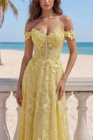 Laden Sie das Bild in den Galerie-Viewer, Schulterfrei Buttergelb Blumen Spitze Lang A Linie Korsett Ballkleid