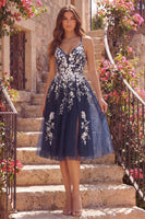 Laden Sie das Bild in den Galerie-Viewer, Spaghettiträger A Linie Blumen Glitzerndes Marineblau Kurzes Ballkleid mit Schlitz