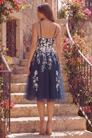 Laden Sie das Bild in den Galerie-Viewer, Spaghettiträger A Linie Blumen Glitzerndes Marineblau Kurzes Ballkleid mit Schlitz