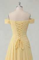Laden Sie das Bild in den Galerie-Viewer, Gerafft A Linie Schulterfrei Buttergelb Rüschen Ballkleid mit Schlitz