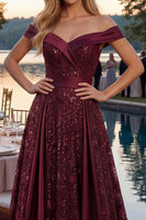 Laden Sie das Bild in den Galerie-Viewer, A Linie Schulterfrei Glitzerndes Bordeaux Lang Paillette Ballkleid mit Cape