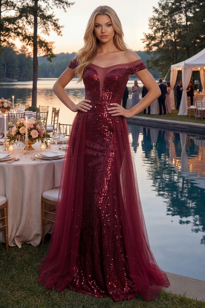 Laden Sie das Bild in den Galerie-Viewer, Lang Paillette Meerjungfrau Schulterfrei Glitzerndes Bordeaux Ballkleid mit Cape