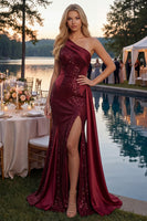 Laden Sie das Bild in den Galerie-Viewer, Ein Schulter Meerjungfrau Glitzerndes Bordeaux Lang Paillette Ballkleid mit seitlichem Cape