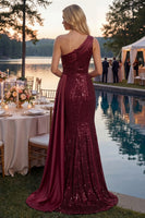 Laden Sie das Bild in den Galerie-Viewer, Ein Schulter Meerjungfrau Glitzerndes Bordeaux Lang Paillette Ballkleid mit seitlichem Cape