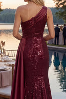 Laden Sie das Bild in den Galerie-Viewer, Ein Schulter Meerjungfrau Glitzerndes Bordeaux Lang Paillette Ballkleid mit seitlichem Cape