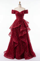 Laden Sie das Bild in den Galerie-Viewer, A Linie Glitzerndes Bordeaux Schulterfrei Lang Paillette Ballkleid mit Rüschen