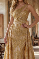 Laden Sie das Bild in den Galerie-Viewer, Ein Schulter Gerafft A Linie Glitzerndes Golden Lang Perlenstickerei Ballkleid mit Cape