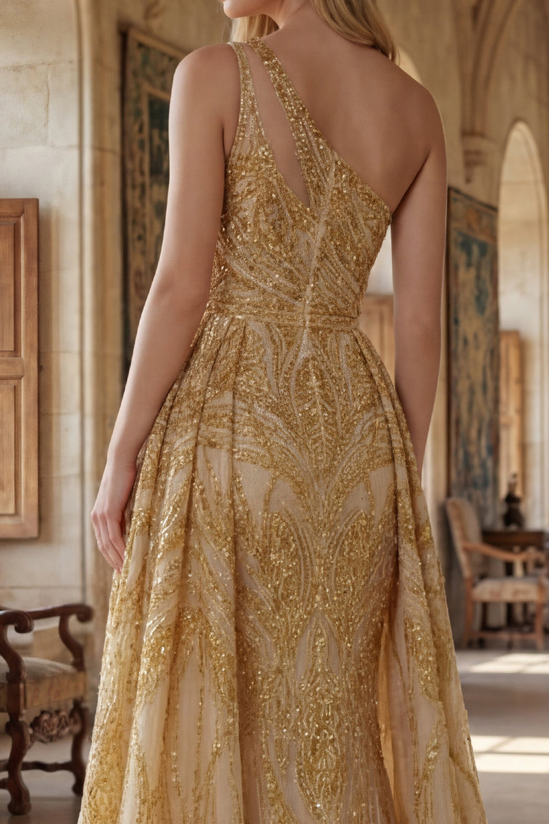 Laden Sie das Bild in den Galerie-Viewer, Ein Schulter Gerafft A Linie Glitzerndes Golden Lang Perlenstickerei Ballkleid mit Cape