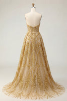Laden Sie das Bild in den Galerie-Viewer, Korsett A Linie Glitzerndes Golden Hoch Niedrig Perlenstickerei Ballkleid mit Cape