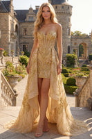 Laden Sie das Bild in den Galerie-Viewer, Korsett A Linie Glitzerndes Golden Hoch Niedrig Perlenstickerei Ballkleid mit Cape