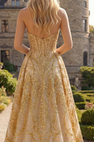 Laden Sie das Bild in den Galerie-Viewer, Korsett A Linie Glitzerndes Golden Hoch Niedrig Perlenstickerei Ballkleid mit Cape