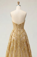 Laden Sie das Bild in den Galerie-Viewer, Korsett A Linie Glitzerndes Golden Hoch Niedrig Perlenstickerei Ballkleid mit Cape